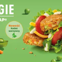 Veggie McWrap z kotletem warzywnym, sałatą, pomidorem, serem i sosem. Widać też groszek, marchewkę i brokuł.