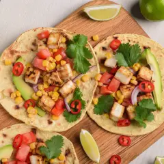 Trzy tortille z grillowanym tofu, kukurydzą, pomidorami, awokado i kolendrą. Idealny zdrowy i szybki obiad.