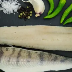 Dwa filety z sandacza, czosnek, chili, pieprz i sól. Czy sandacz jest smaczny? Z takimi dodatkami na pewno!