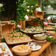 Ile kosztuje catering na 60 osób? Zobacz, jak uniknąć wysokich kosztów