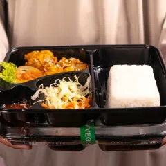 Pyszne danie z kurczakiem, ryżem i surówką. Zamów catering dietetyczny Lubartów i ciesz się zdrowym posiłkiem!