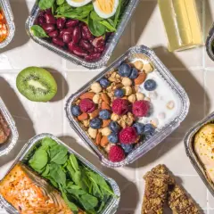 Różnorodne posiłki w pudełkach: łosoś, kurczak, sałatka, owsianka z owocami. Sprawdź, jakie są dieta pudełkowa koszty i wybierz zdrowy catering!