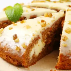 Pyszne ciasta na redukcji: marchewkowe z kremem i orzechami, udekorowane miętą. Idealne na dietę.