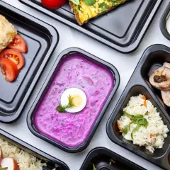 Pyszne posiłki z cateringu slim dieta: kanapka, chłodnik, jogurt z owocami, mięso z ryżem i warzywa.
