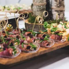 Przekąski na imprezę: roladki z szynki, cukinii i inne. Jakie są opcje menu w cateringu imprezowym?