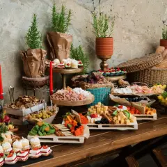 Bogaty stół z serami, owocami, ciastkami i pieczywem. Taki bufet na 20 osób to świetny pomysł na przyjęcie.
