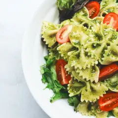 Makaron farfalle z pesto i pomidorkami koktajlowymi. Idealny pomysł, co jeść na obiad żeby schudnąć.