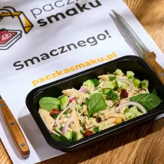 Pyszna dieta pudełkowa Pruszcz Gdański. Sałatka z kurczakiem, makaronem i warzywami w pudełku. Smacznego!
