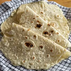 Świeżo upieczone tortille, idealne do wrapów. Zobacz, jak zrobić tortille krok po kroku!