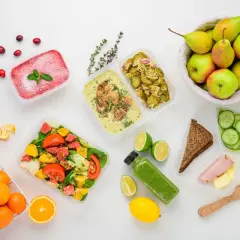 Pyszne posiłki na wynos: catering bez glutenu i laktozy. Świeże owoce, sałatki i dania główne w wygodnych pojemnikach.