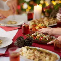 Rodzinne święta, zastanawiasz się, ile kosztuje catering świąteczny? Na stole pierogi, śledzie i gorące napoje.