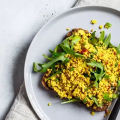 Tost z jajecznicą z tofu i rukolą – pyszne jedzenie bogate w białko.