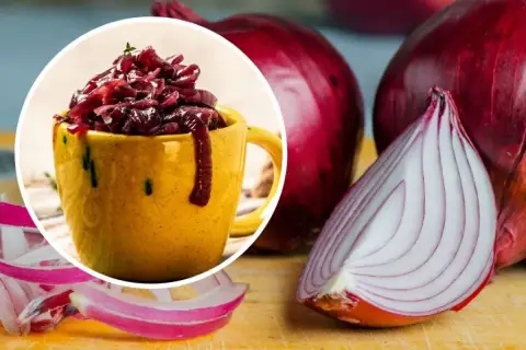 Gotowana cebula w żółtym kubku, obok świeżych cebul. Czy gotowana cebula jest lekkostrawna? Sprawdźmy!