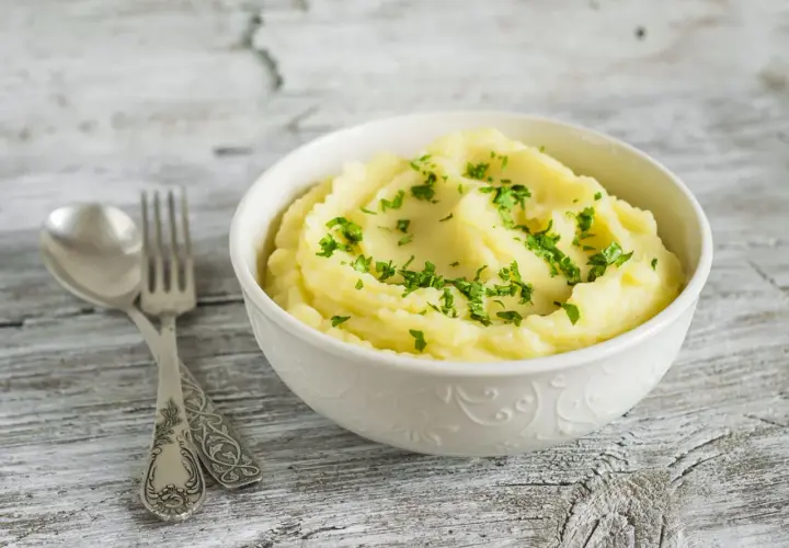Puszyste puree ziemniaczane z natką pietruszki. Czy puree ziemniaczane jest zdrowe? Zależy od dodatków!