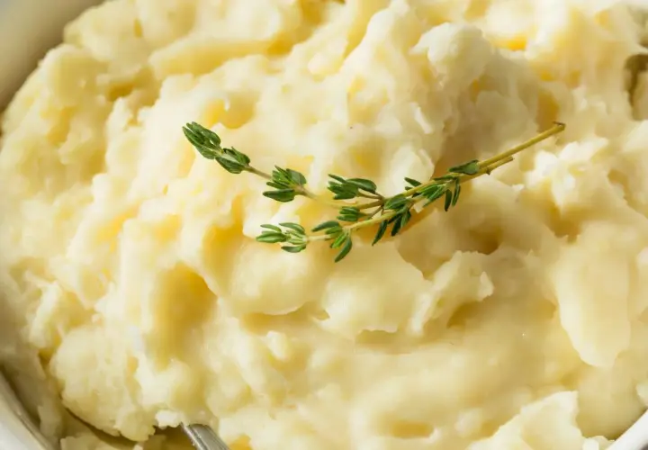 Puszyste puree ziemniaczane, idealne do podania. Dowiedz się, jak zrobić puree z ziemniaków krok po kroku.