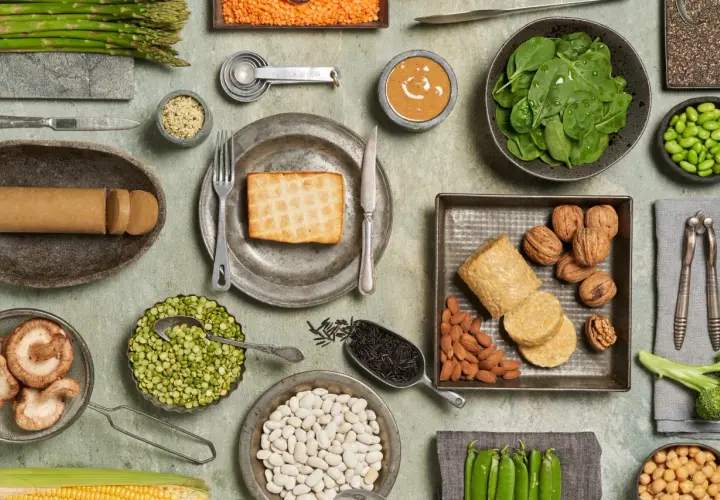 Tempeh, fasola, soczewica, orzechy i inne produkty roślinne to świetne sposoby, czym zastąpić mięso.