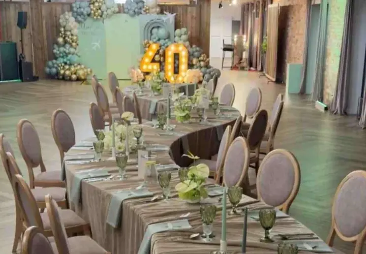 Elegancka sala bankietowa z nakrytymi stołami na 40 osób, balony i podświetlana liczba "40" sugerują, że to miejsce na udaną imprezę.