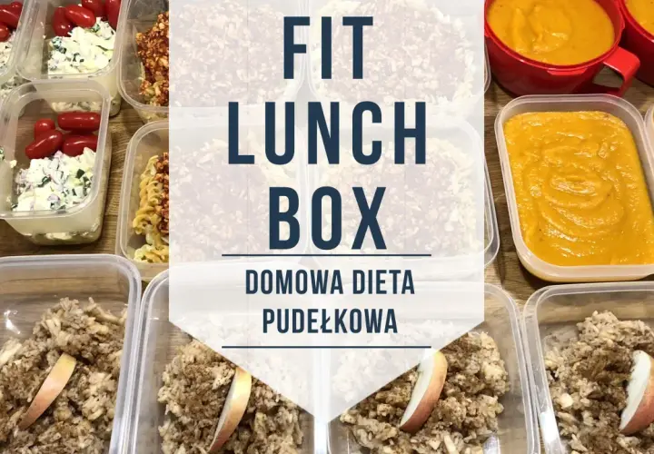 Gotowe posiłki w pojemnikach, idealne na fitness lunch box. Domowa dieta pudełkowa z ryżem, jajecznicą i zupą krem.