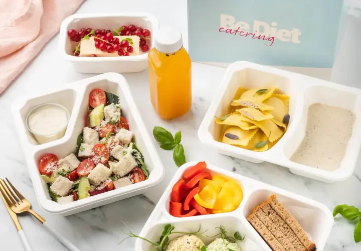 Pyszne posiłki z BeDiet catering – idealna dieta pudełkowa Wejherowo. Sałatka, ravioli, deser i sok.