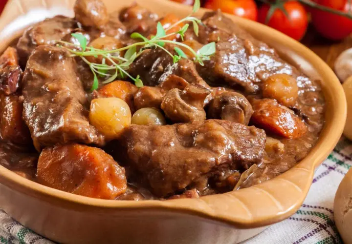 Gulasz wołowy z pieczarkami i cebulką, idealny przykład, jak przyrządzać wołowinę. Aromatyczne danie w glinianej misie.