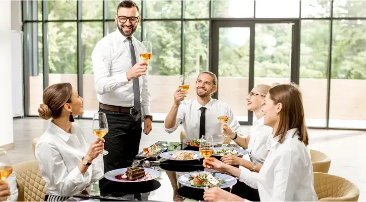 Ile kosztuje catering na urodziny? Sprawdź, co wpływa na cenę