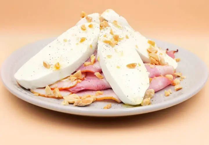 Keto-friendly przekąska: plastry mozzarelli z szynką i orzechami. Czy mozzarella jest keto? Tak, jest idealna!