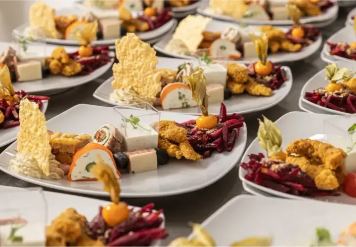 Jak wygląda catering do domu? Praktyczne informacje i porady