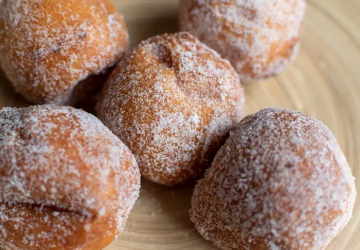 Puszyste paczki z batatów, obtoczone w cukrze, kuszą swoim apetycznym wyglądem.