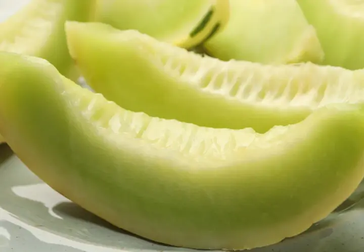 Soczyste kawałki zielonego melona na talerzu. Czy melon jest lekkostrawny? Tak, to świetny wybór na zdrową przekąskę.