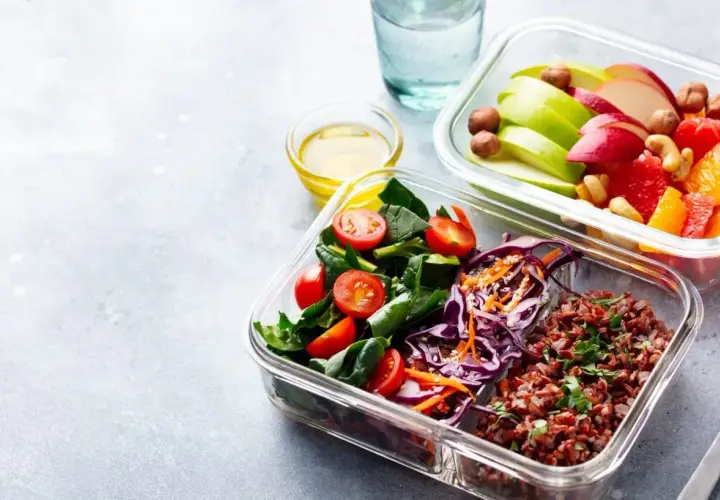 Jak podgrzewać catering dietetyczny, aby zachować smak i wartości odżywcze