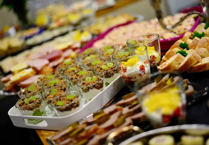 Pyszne przekąski i desery na imprezy w Warszawie. Catering Warszawa imprezy to gwarancja udanego przyjęcia.
