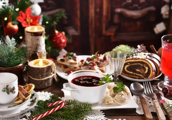 Wigilijny stół z barszczem, uszkami, makowcem i gorącym napojem. Zastanawiasz się, ile kosztuje catering wigilijny?