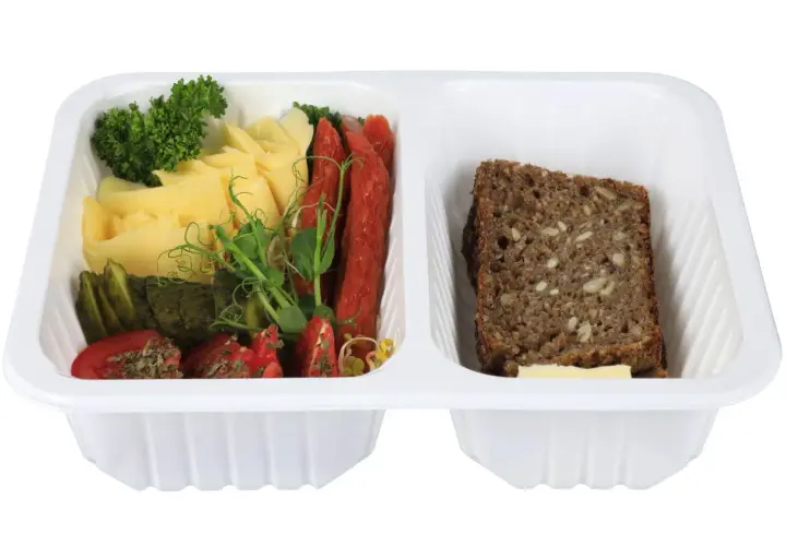 Pudełko z jedzeniem: ser, wędlina, warzywa i chleb pełnoziarnisty. Idealna dieta pudełkowa dla cukrzyków.