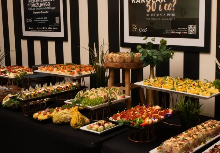 Elegancki catering na 100 osób: przystawki, sałatki, mini-roladki. Ceny zaczynają się od 100 zł za bilet.