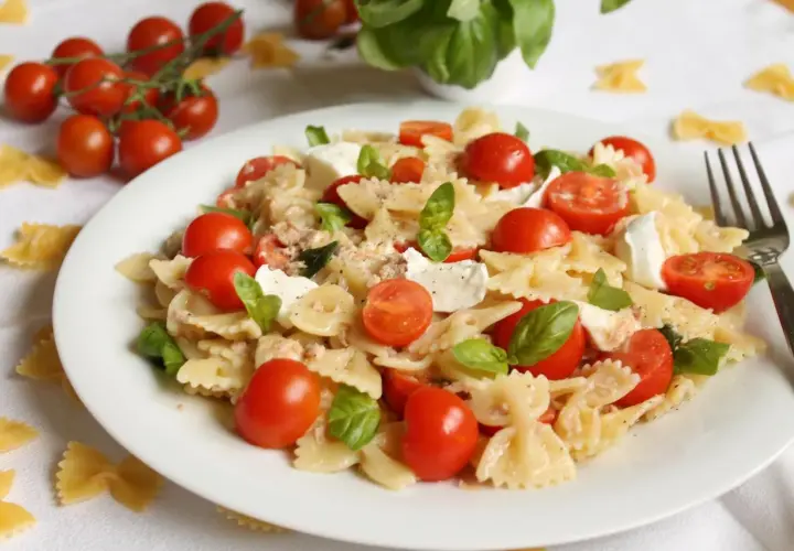 Makaron farfalle z pomidorkami koktajlowymi i mozzarellą. Proste przepisy na kuchnię śródziemnomorską.