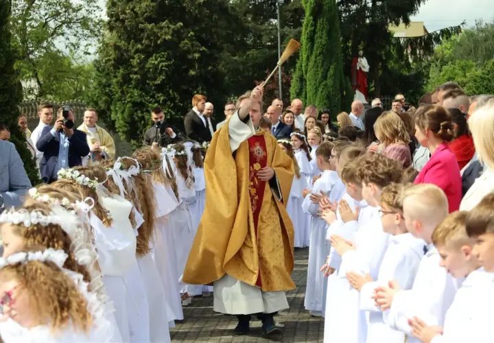 Uroczystość I Komunii Świętej. Dzieci w bieli, ksiądz z kadzidłem. Zastanawiasz się, ile kosztuje talerzyk na komunie?