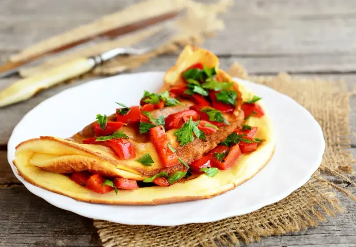 Puszysty omlet z papryką i natką pietruszki – idealne śniadanie z dużą ilością białka.