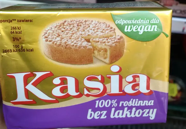 Opakowanie margaryny "Kasia" z wizerunkiem ciasta. Produkt jest 100% roślinny i odpowiedni dla wegan.