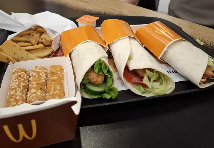 Trzy wrapy z kurczakiem i warzywami, frytki i nuggetsy. Czy wrap z mąki jest zdrowy? Zależy od składników i sposobu przygotowania.