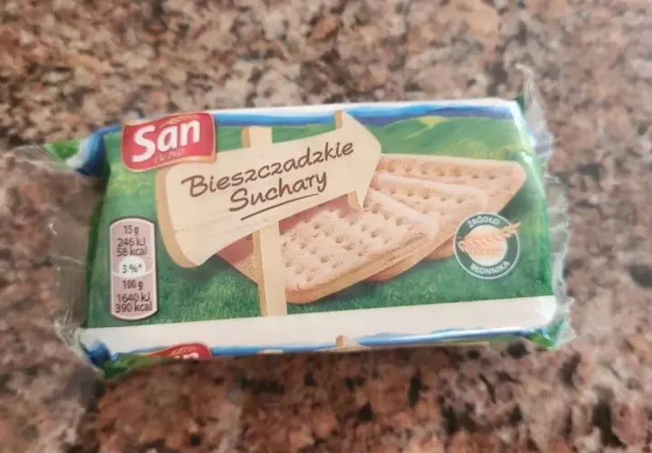 Opakowanie Bieszczadzkich Sucharów San. Etykieta informuje, że są źródłem błonnika, co sugeruje, że czy suchary bieszczadzkie są zdrowe.