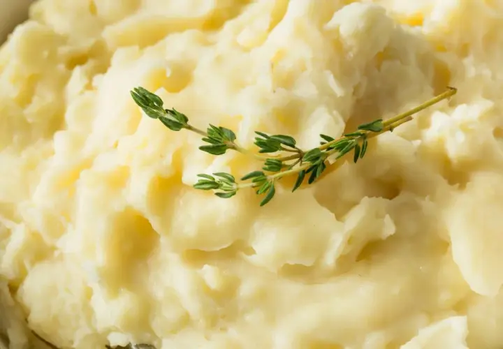 Jak zrobić idealne purée ziemniaczane? Dodaj jeden składnik, a uzyskasz kremową konsystencję. Gałązka tymianku dodaje świeżości.