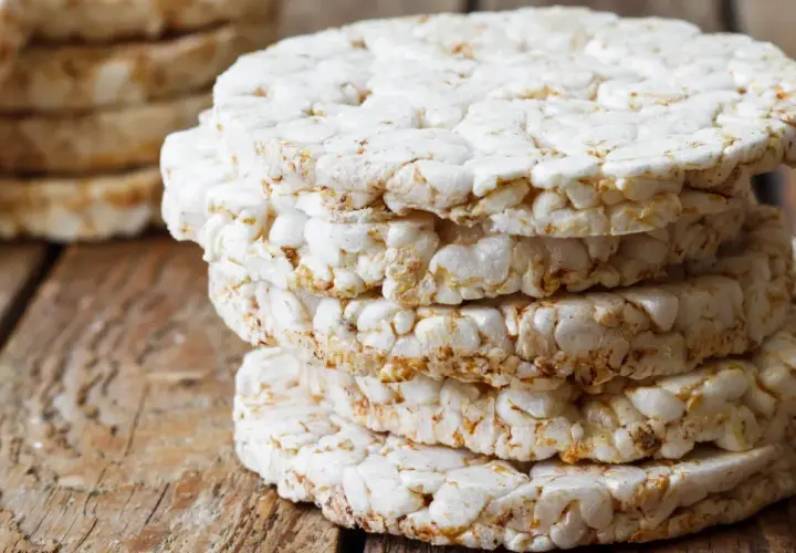 Stos wafli tortowych na drewnianym blacie. Czy wafle tortowe są zdrowe? To pytanie zadaje sobie wiele osób dbających o dietę.