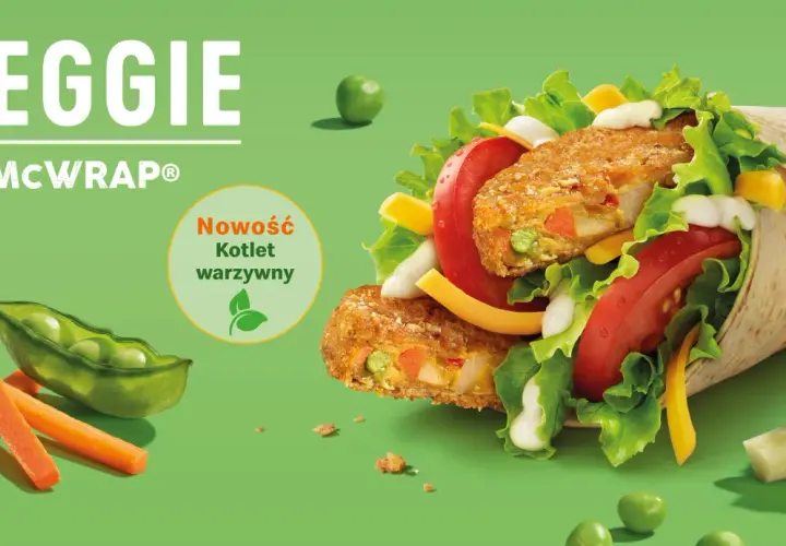 Veggie McWrap z kotletem warzywnym, sałatą, pomidorem, serem i sosem. Widać też groszek, marchewkę i brokuł.