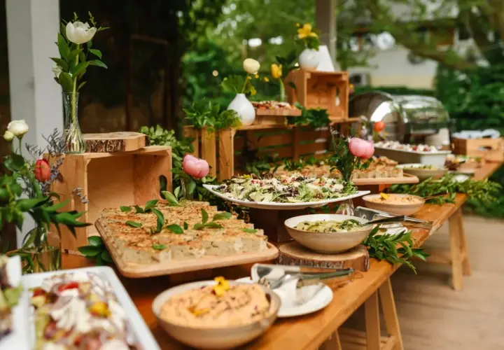 Ile kosztuje catering na 60 osób? Zobacz, jak uniknąć wysokich kosztów