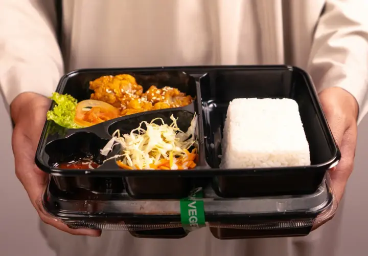 Pyszne danie z kurczakiem, ryżem i surówką. Zamów catering dietetyczny Lubartów i ciesz się zdrowym posiłkiem!