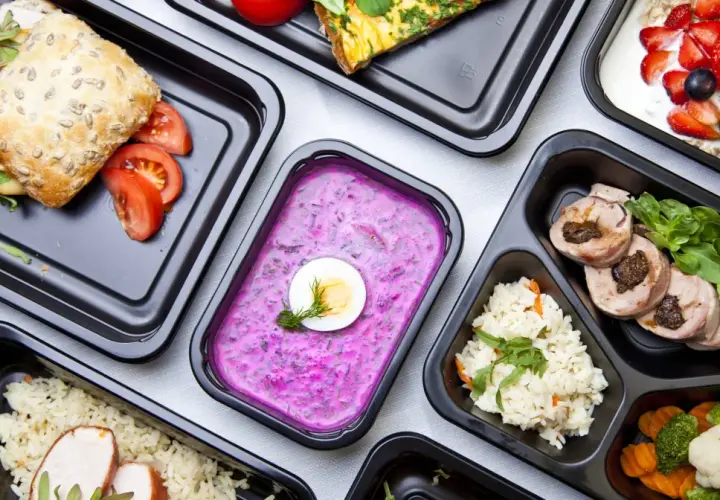 Pyszne posiłki z cateringu slim dieta: kanapka, chłodnik, jogurt z owocami, mięso z ryżem i warzywa.
