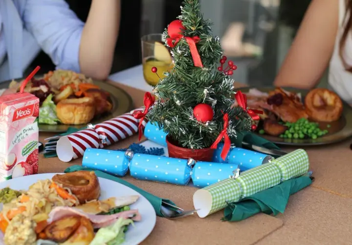 Świąteczna uczta z pieczonym mięsem, warzywami i napojem. Zastanawiasz się, ile kosztuje wigilia w restauracji?