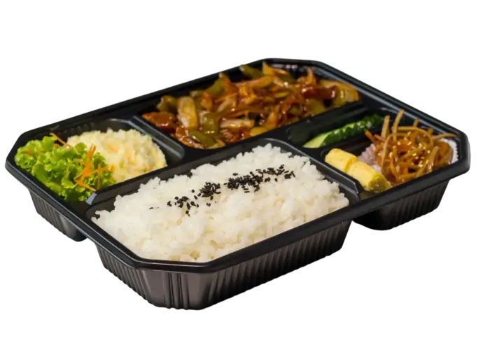 Pudełko z jedzeniem z cateringu: ryż, sałatka, warzywa i mięso. Dowiedz się, jak podgrzewać jedzenie z cateringu, by było pyszne.