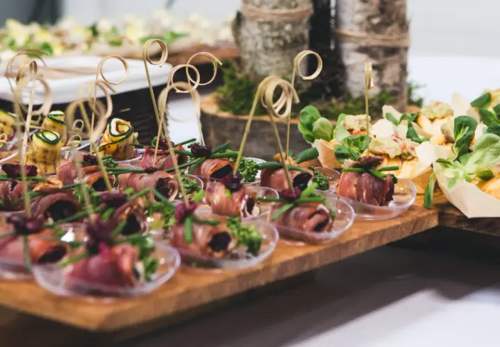 Przekąski na imprezę: roladki z szynki, cukinii i inne. Jakie są opcje menu w cateringu imprezowym?