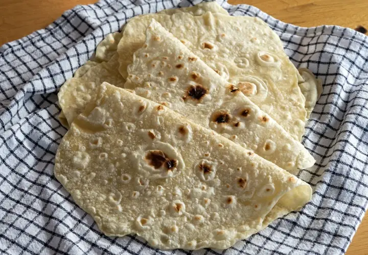 Świeżo upieczone tortille, idealne do wrapów. Zobacz, jak zrobić tortille krok po kroku!